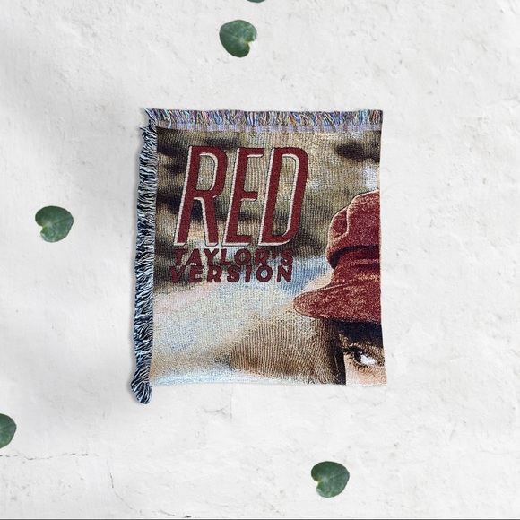 Taylor Swift Red (Taylor’s Version) album cover woven blanket BNWT - Picture 3 of 6